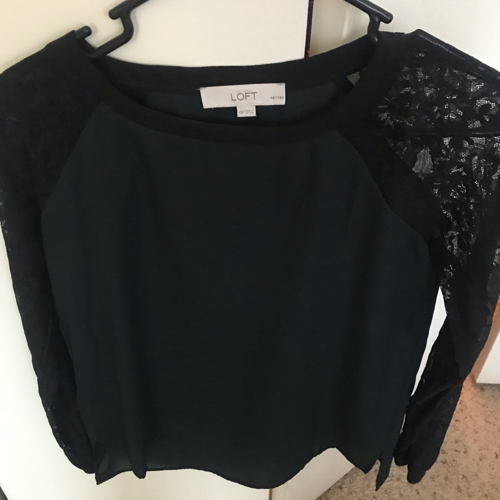 Blouse with lace sleeves